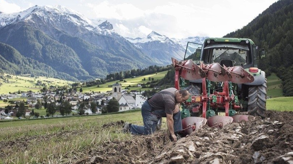 Johannes Fallet prepara il suo campo per la semina della segale di montagna