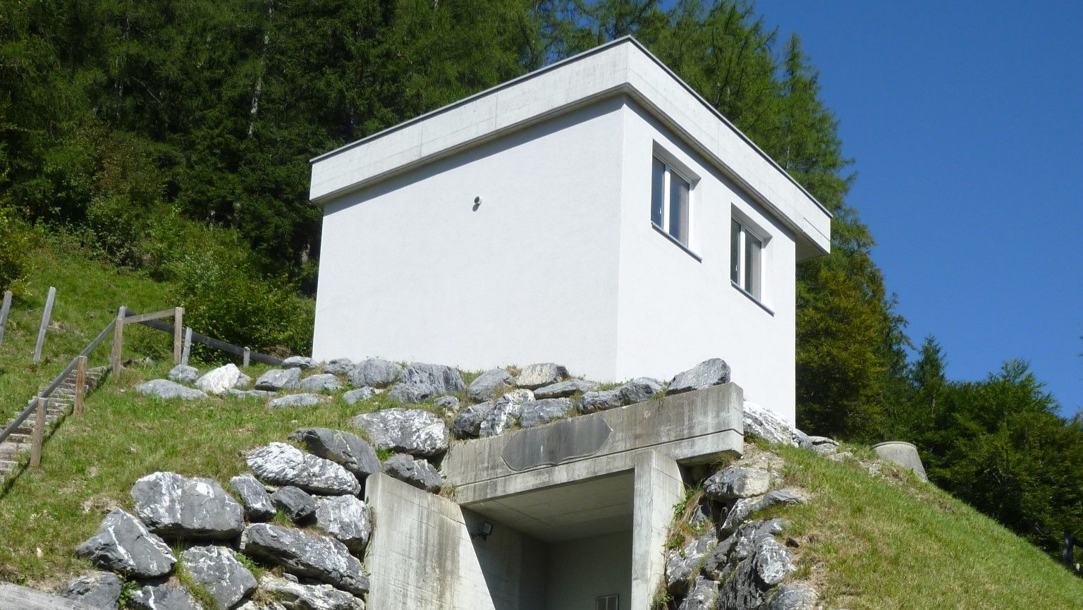 Serbatoio realizzato su un terreno in pendenza.