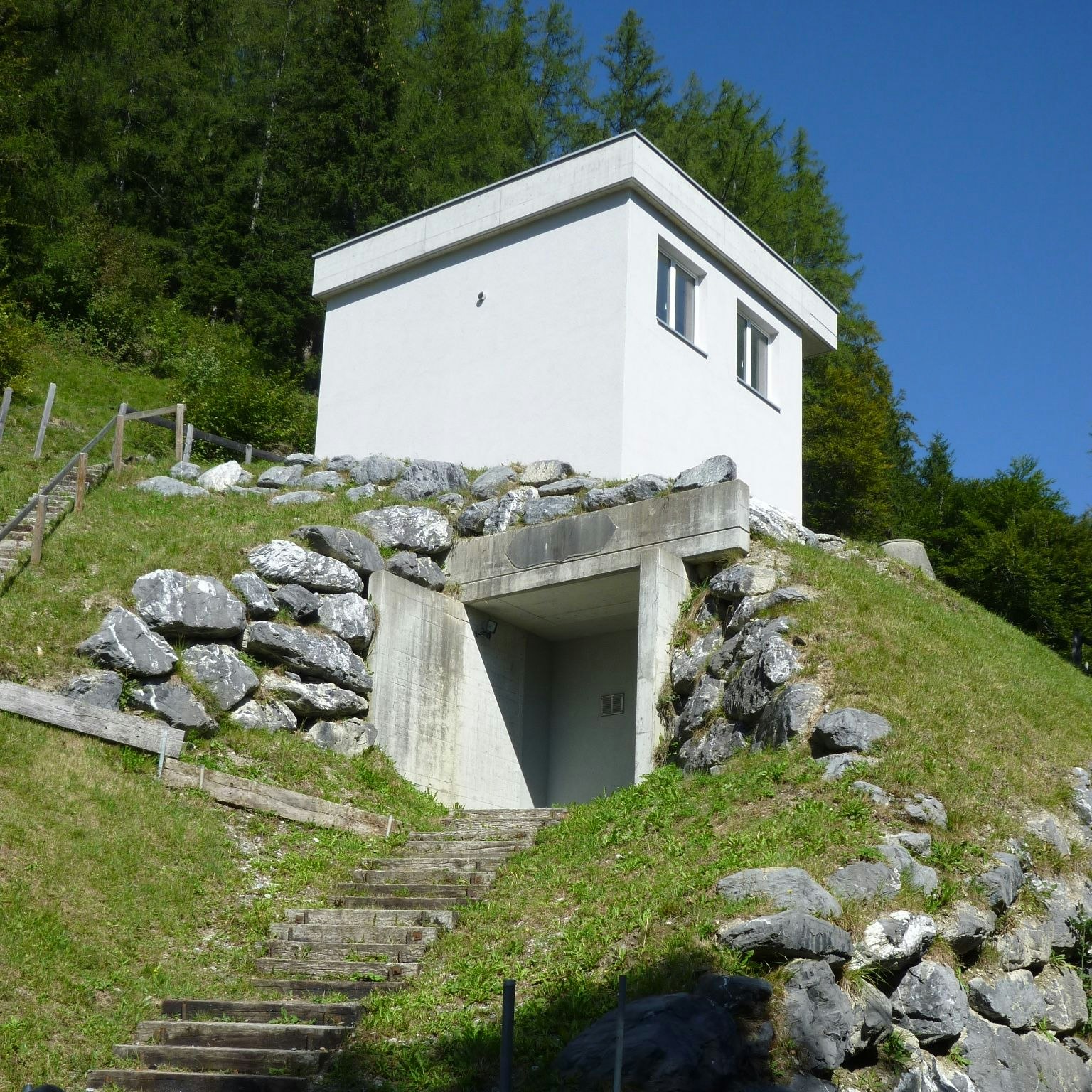 Serbatoio realizzato su una superficie in pendenza.