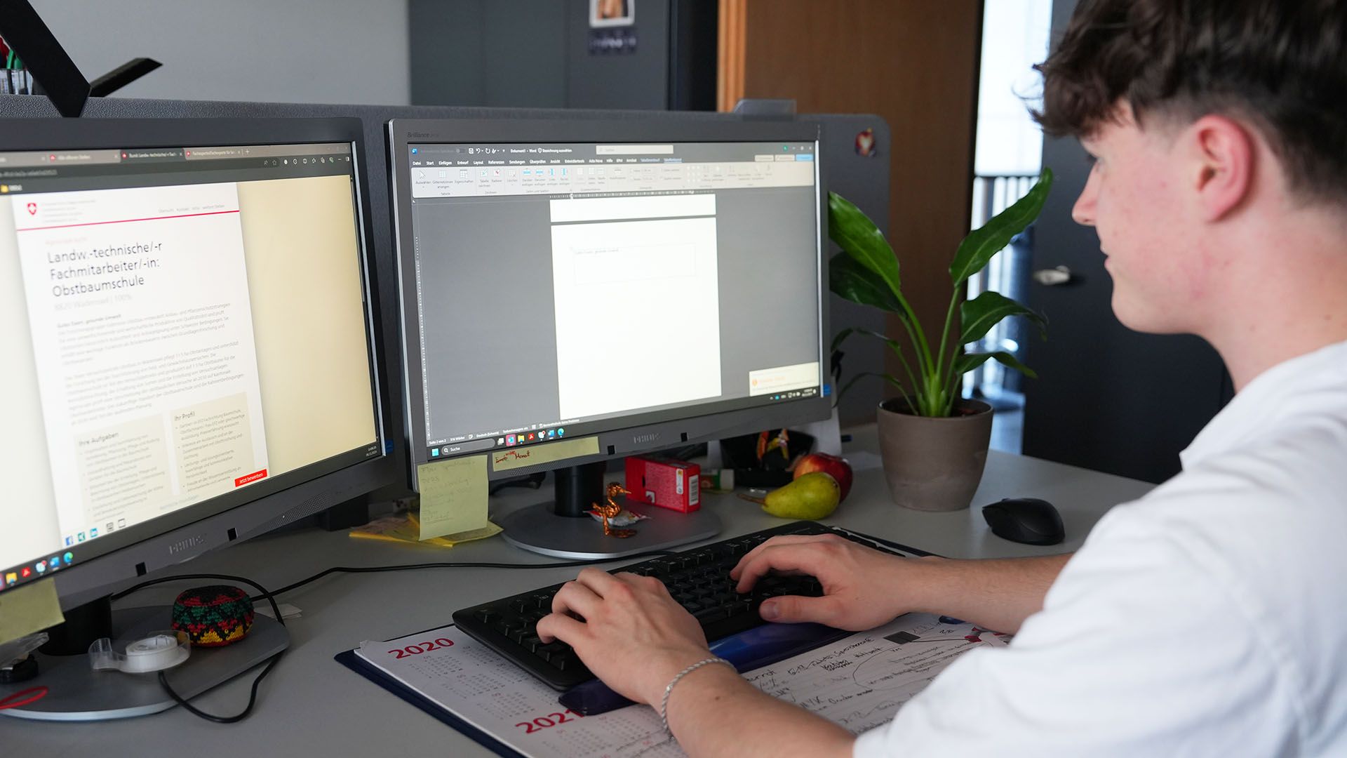 Studente che lavora su un laptop