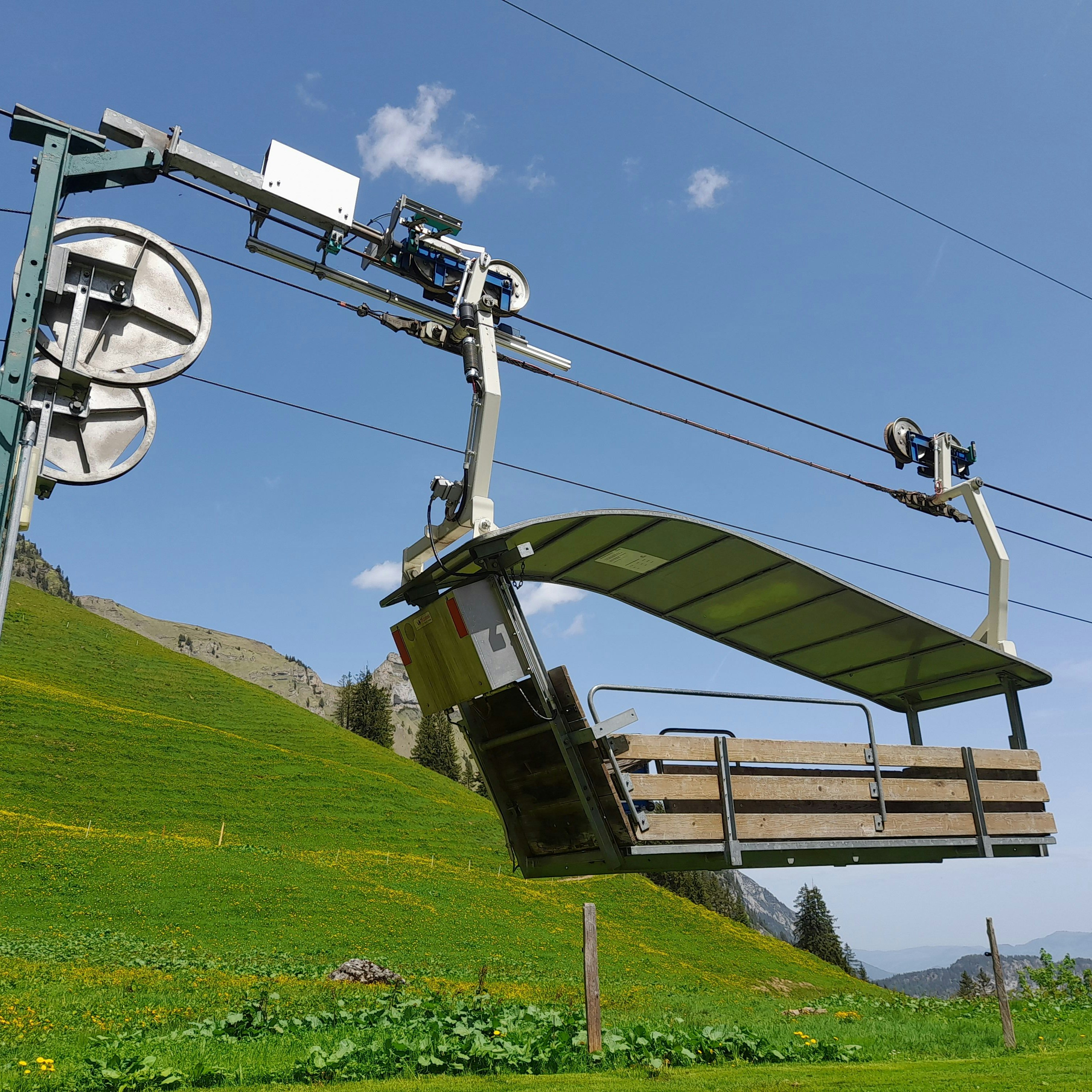 Cabina aperta per il trasporto di materiale e di persone con pareti e tetto in legno.