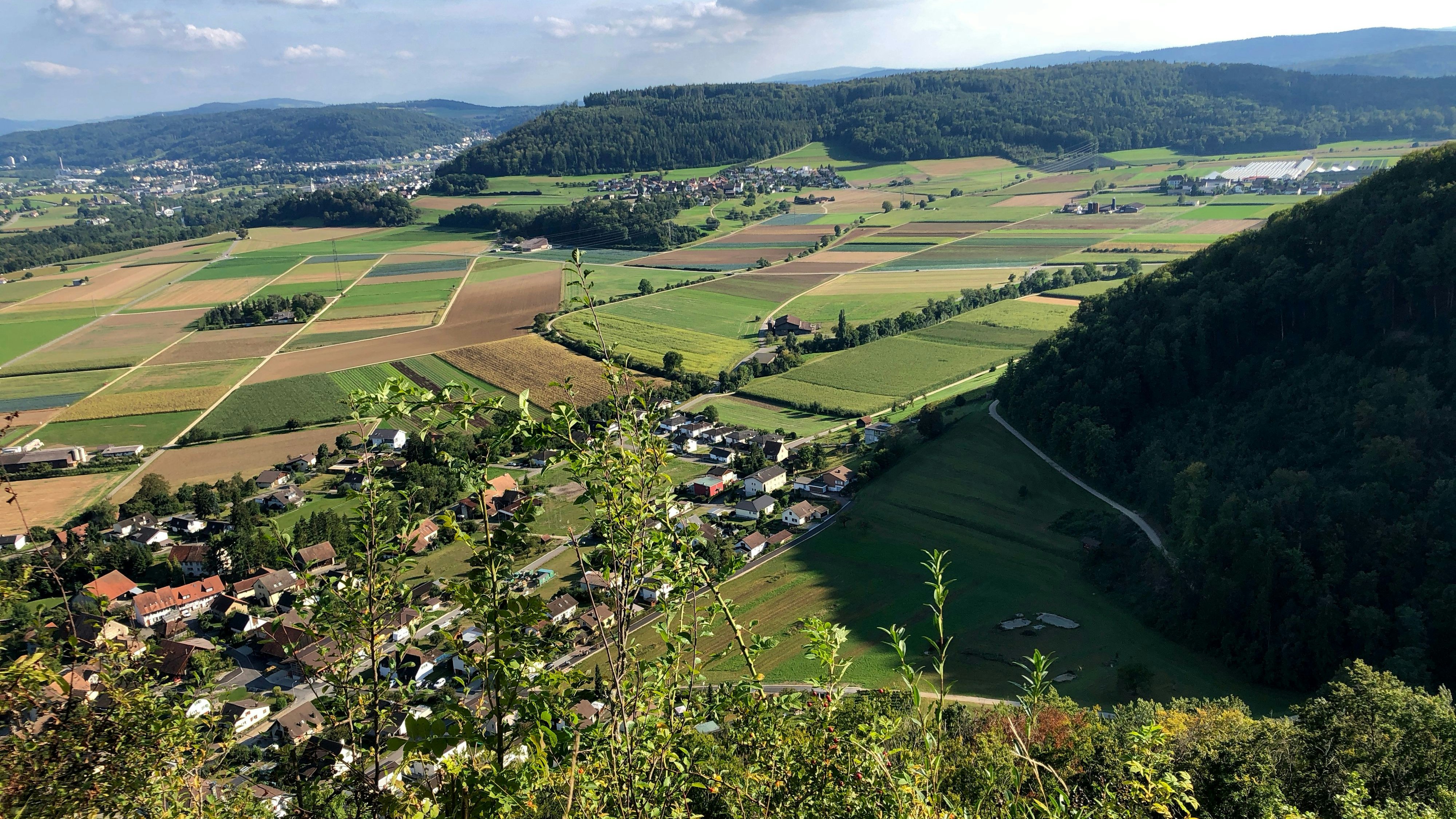 Paesaggio con campi, colline e un villaggio
