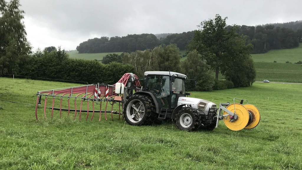 Trattore con tubi per lo spandimento di liquame