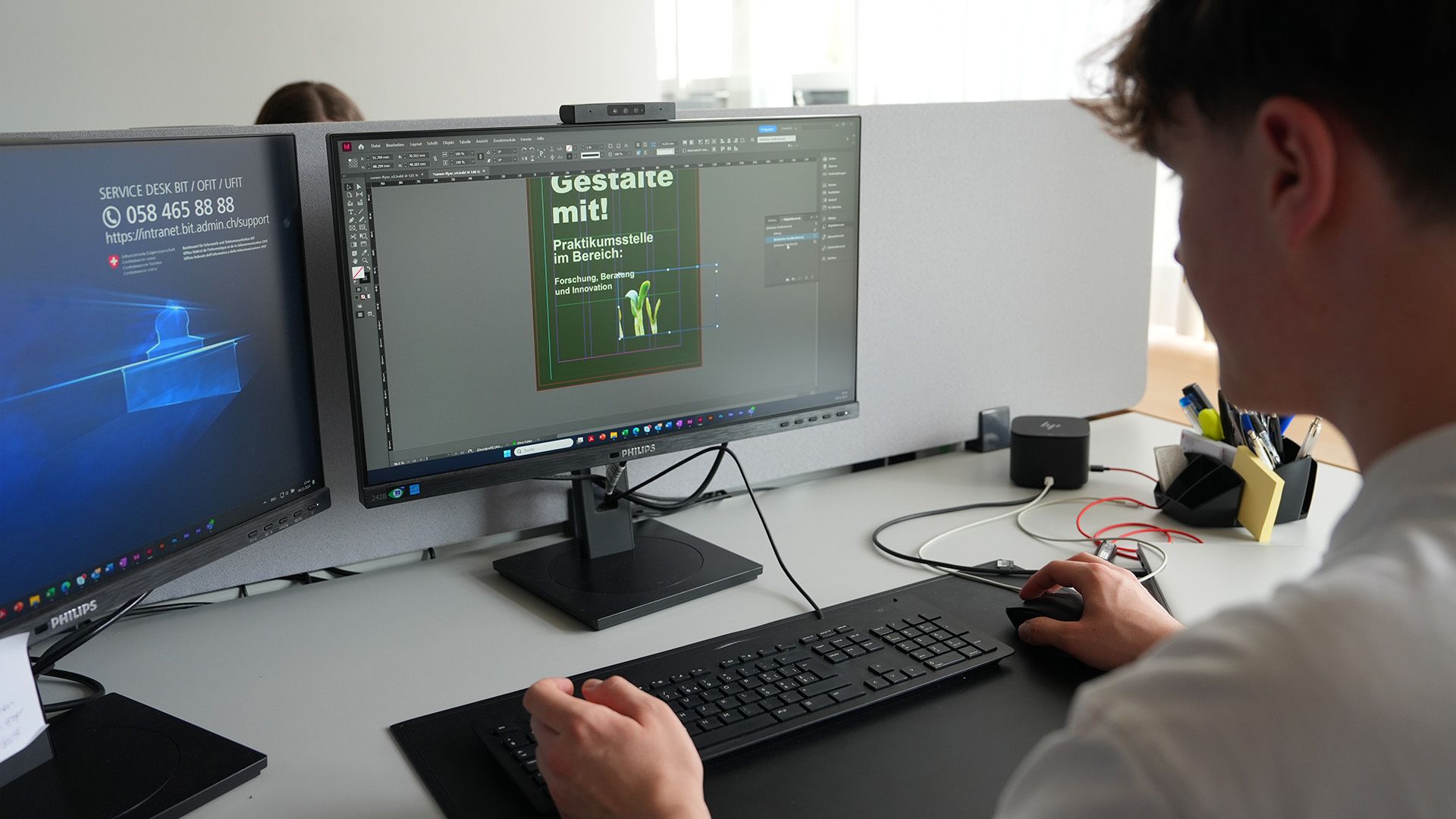 Studente che progetta volantini sul laptop