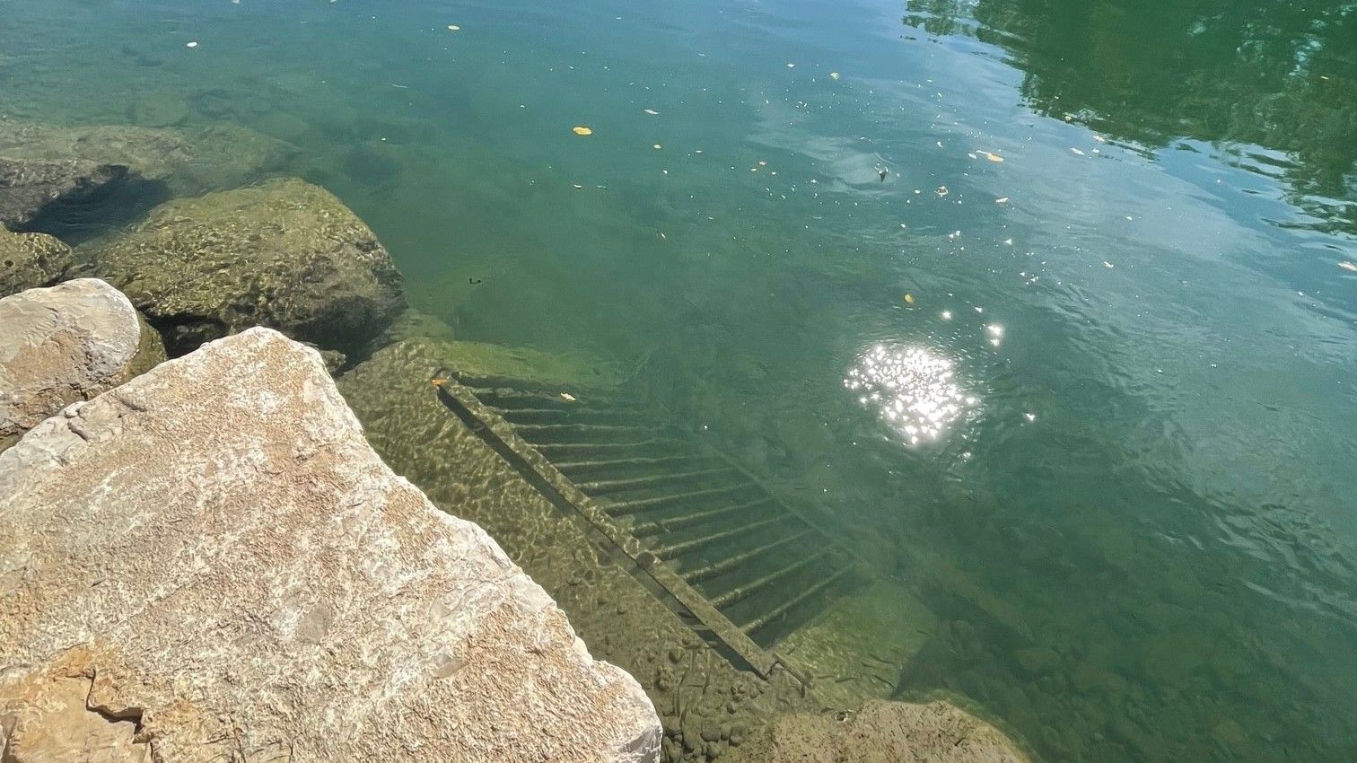 Prelievo dell’acqua attraverso una grata in riva al fiume.