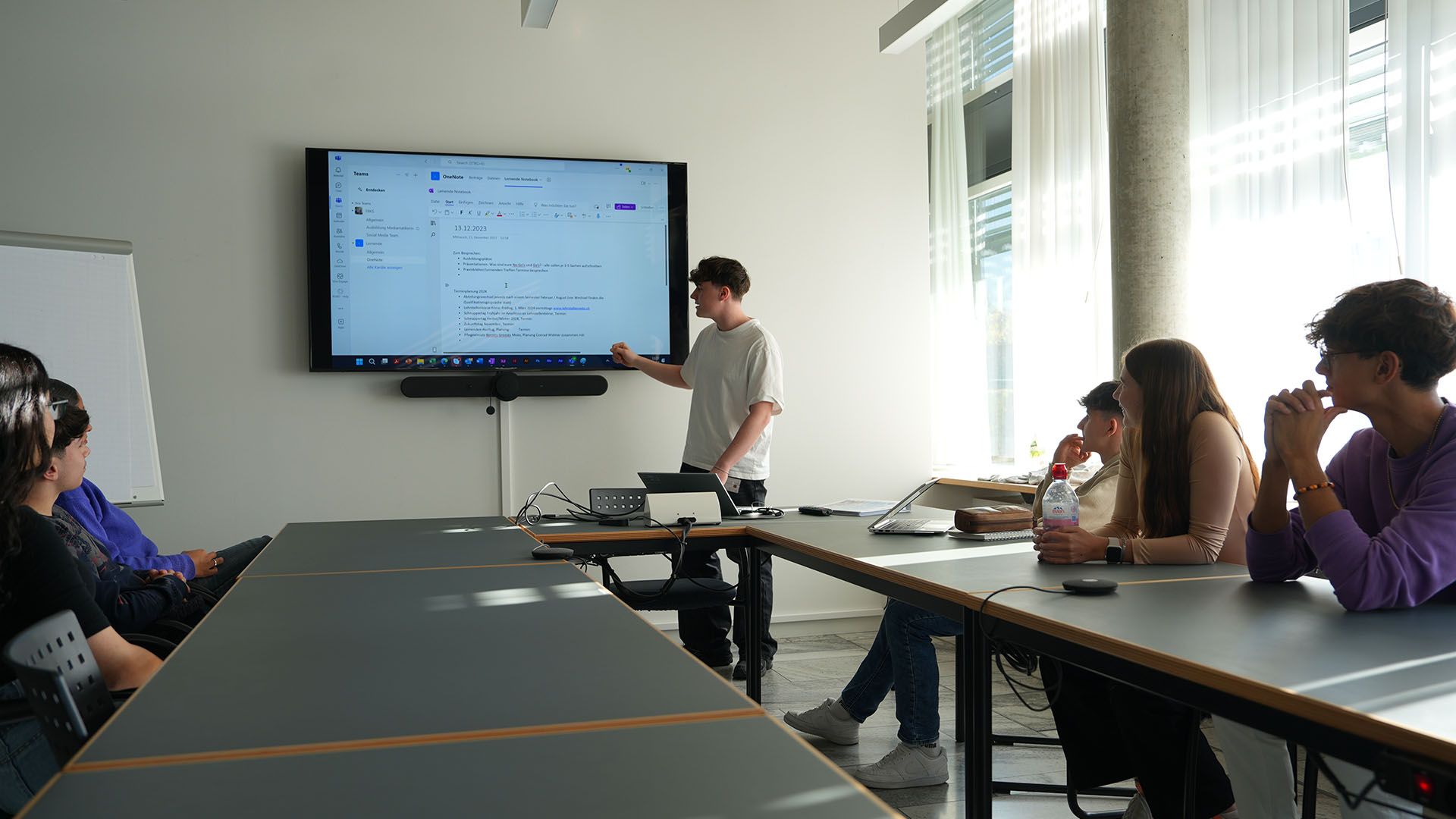 Scambio di apprendimento in una sala riunioni